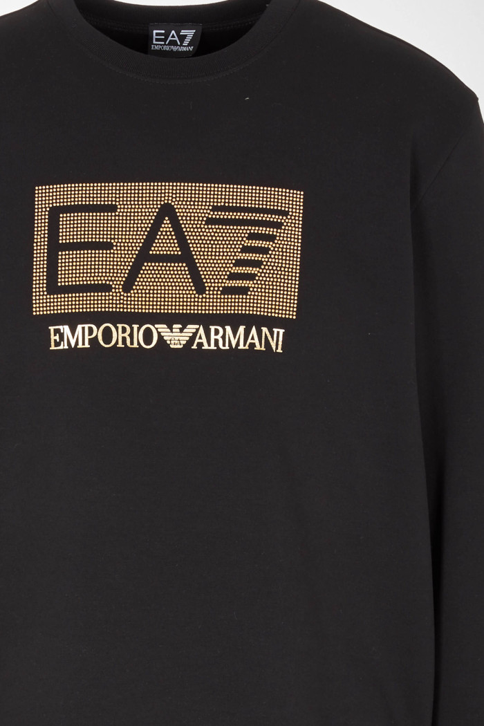 Felpa nera EA7 con logo in borchie dorate 3RUM09